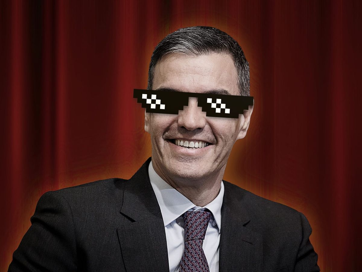 Pedro Sánchez sonriendo con unas gafas de sol de píxeles, ante un telón rojo