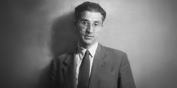Retrato de Cesare Pavese con los ojos encendidos en rojo óxido