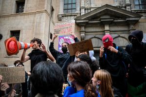 avec nos fronts en fièvre, avec nos poings en grève