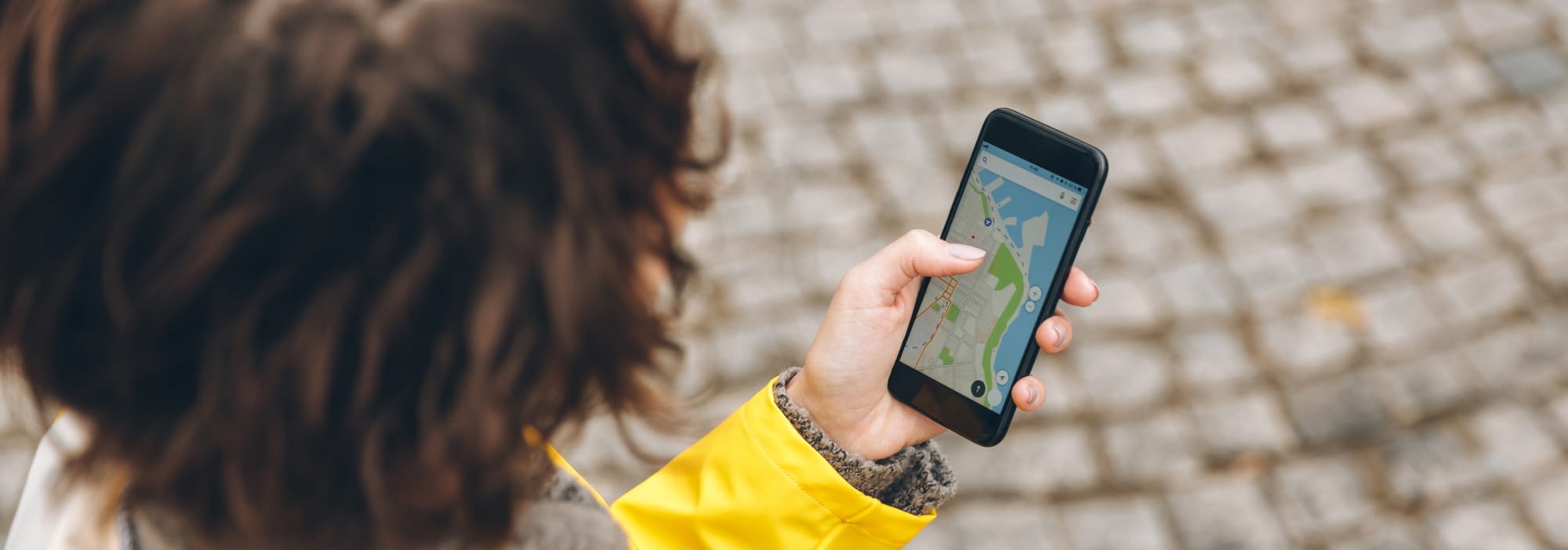 How to develop a mobile app with a geolocation feature