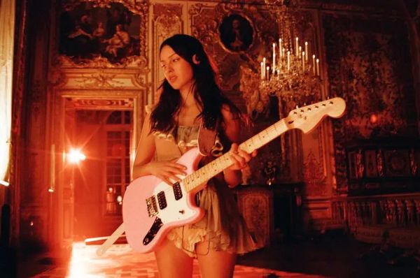 The pop girls are just as starstruck as you.