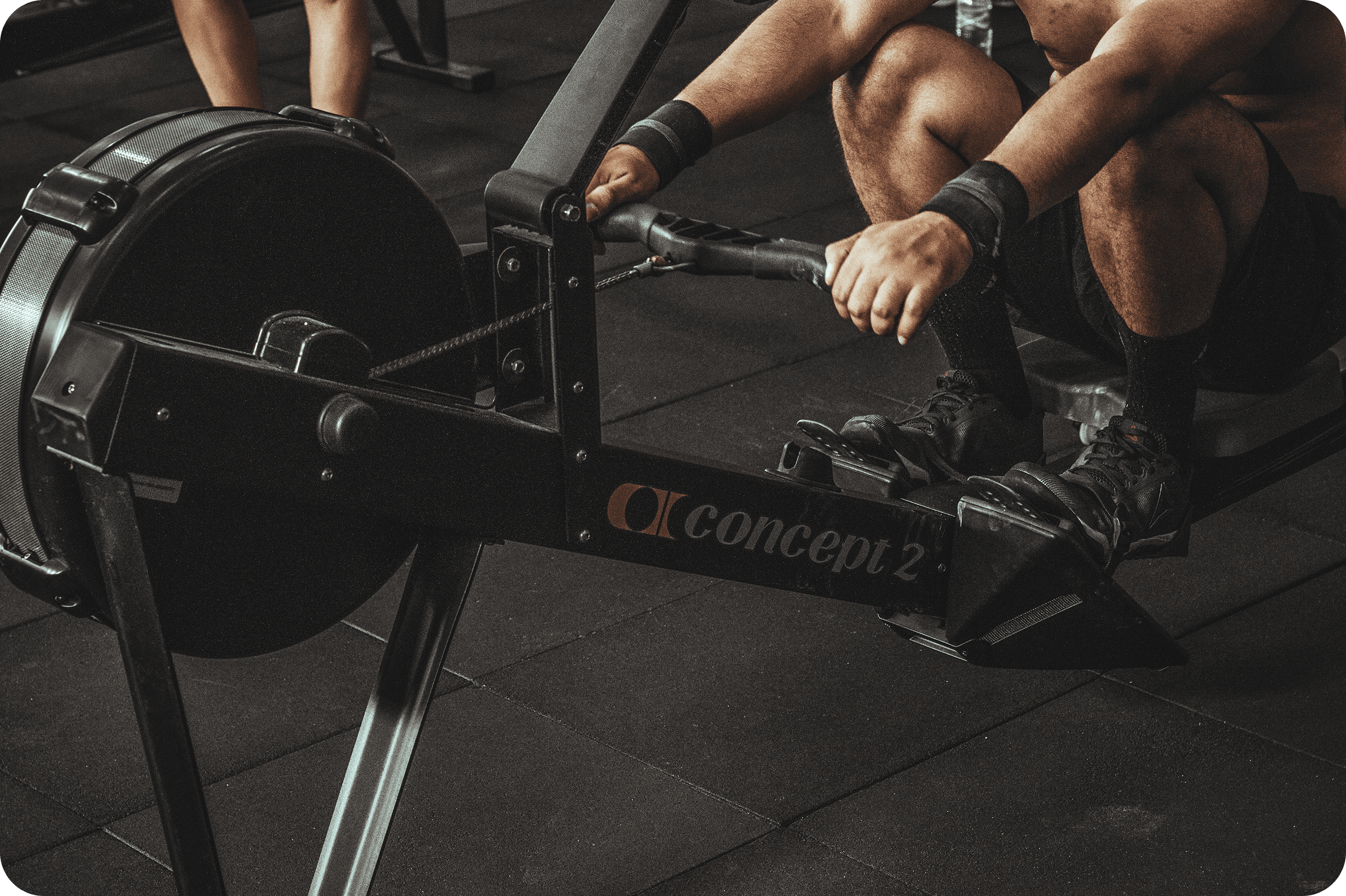 웨이트 트레이닝을 하고 있는 남성의 모습