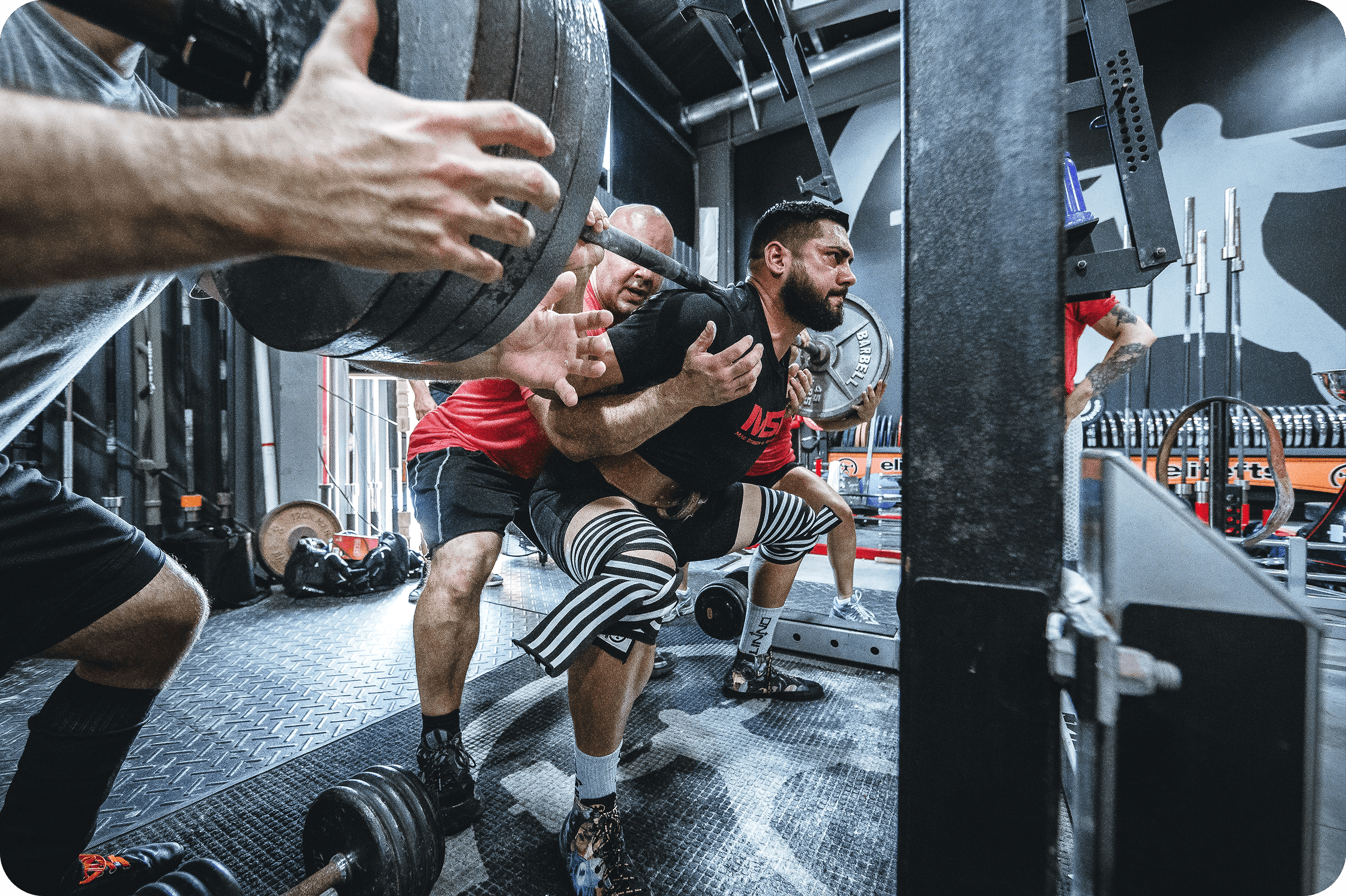 격렬하게 운동하고 있는 남자