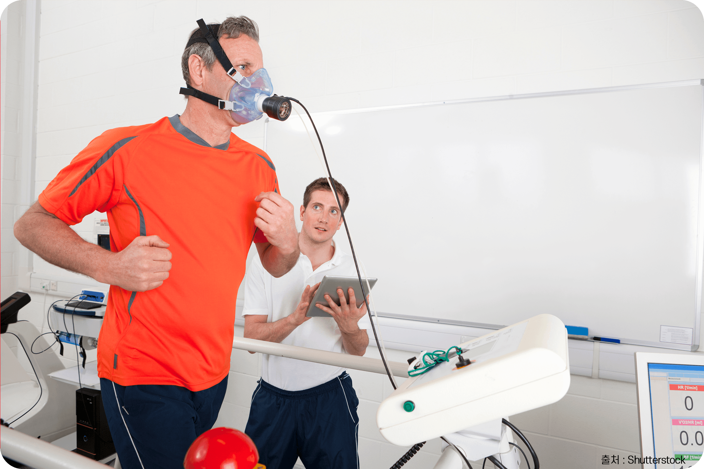 호흡기를 차고 러닝을 하고 있는 남자 사진