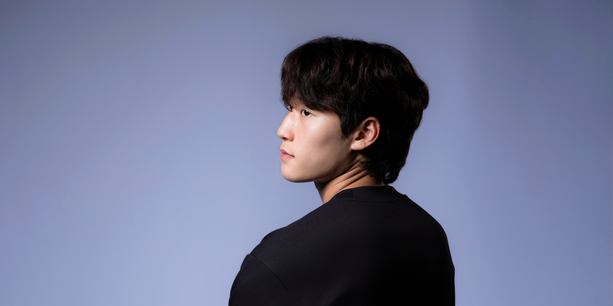 국가대표 배준호가 검은 상의를 입고 고개를 돌려 옆을 보고 있다