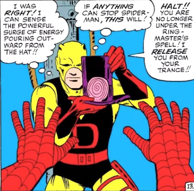 Daredevil avec le chapeau du Ring-Master qui hypnotise Spider-man pour le déshypnotiser.