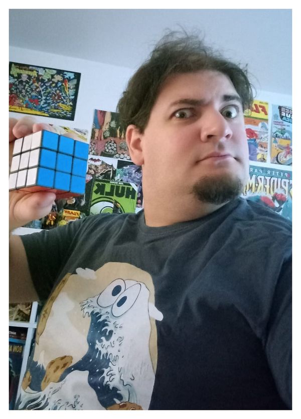 Sn Parod en t-shirt Cookie Monster et un rubik's Cube