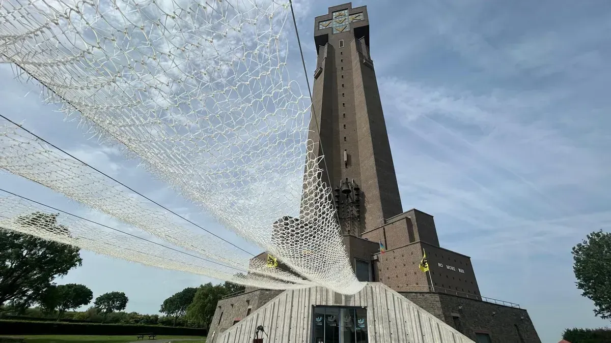Une œuvre d'art symbolise le lien entre les nouveaux arrivants et les habitants du Westhoek