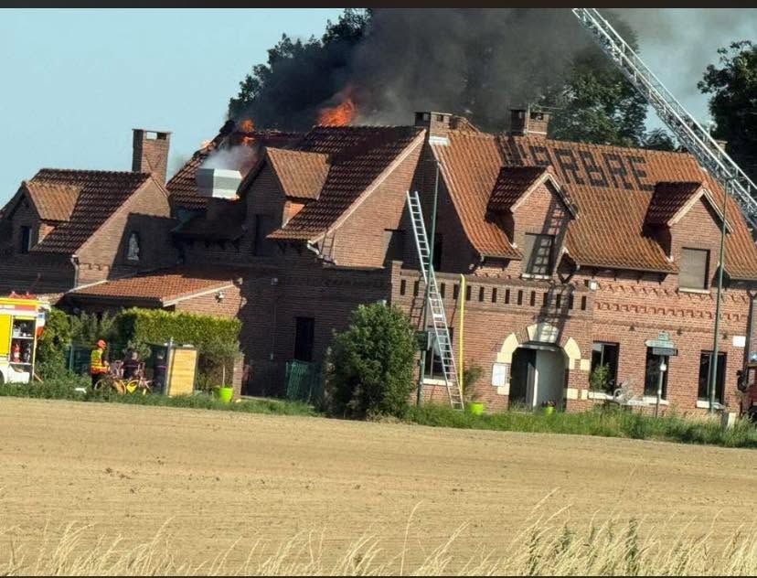L'Arbre, het legendarische restaurant langs het parcours van Parijs-Roubaix, is getroffen door een grote brand