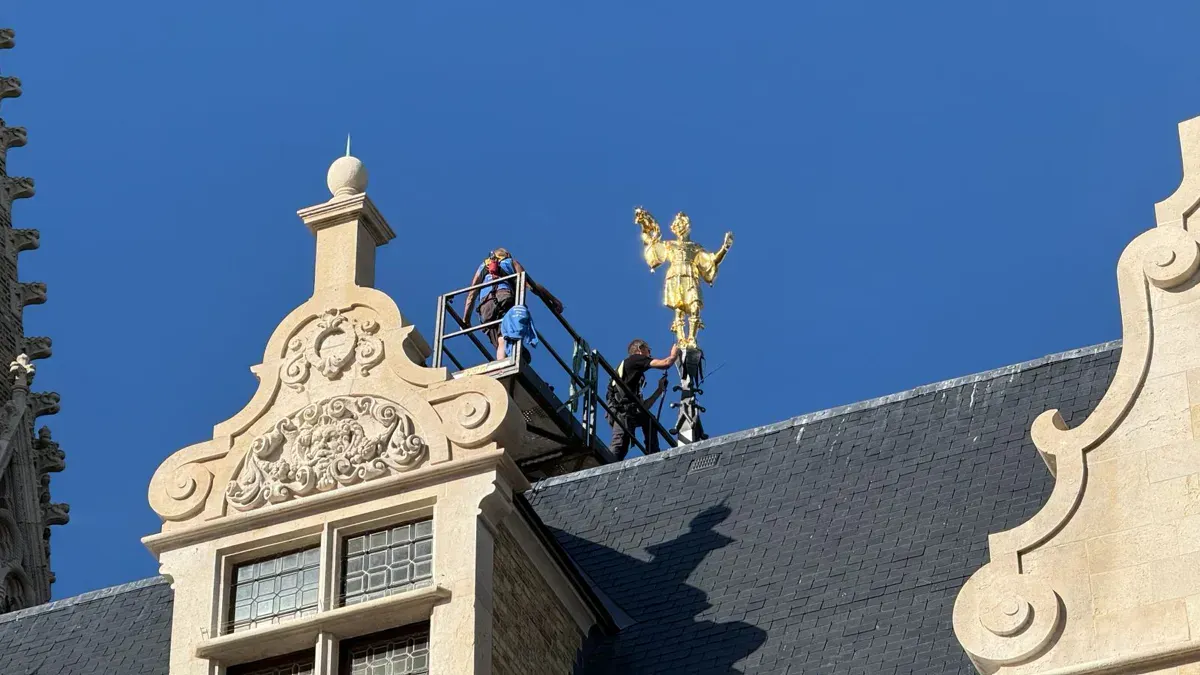 Les statues de couronnement ornent à nouveau la halle aux draps d'Ypres : « Une belle conclusion à des années de restauration »