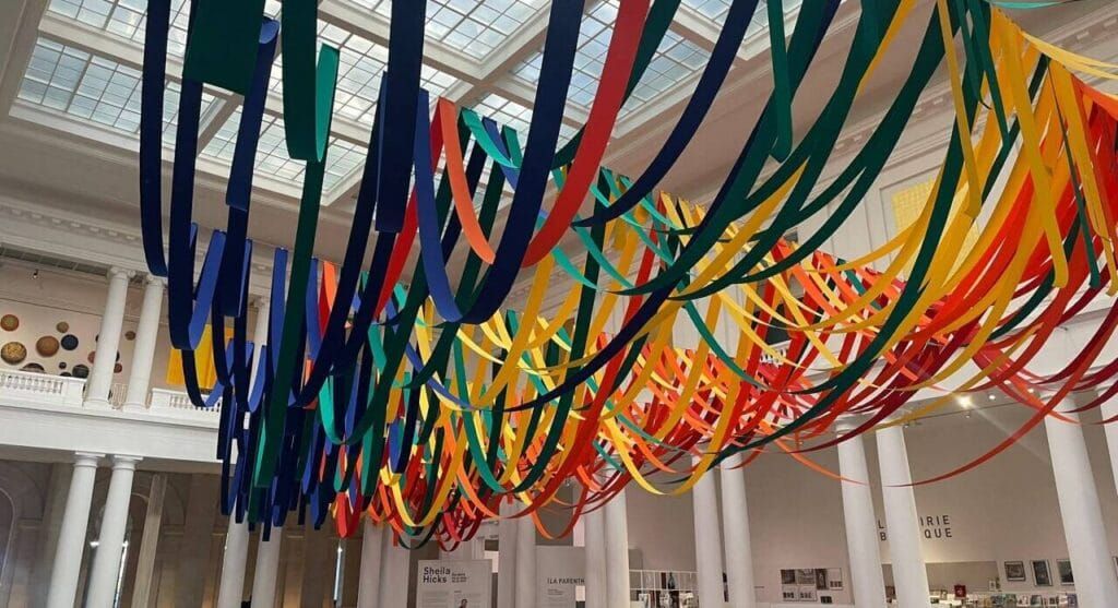 Sheila Hicks stelt tentoon in het Palais des Beaux-Arts van Rijsel