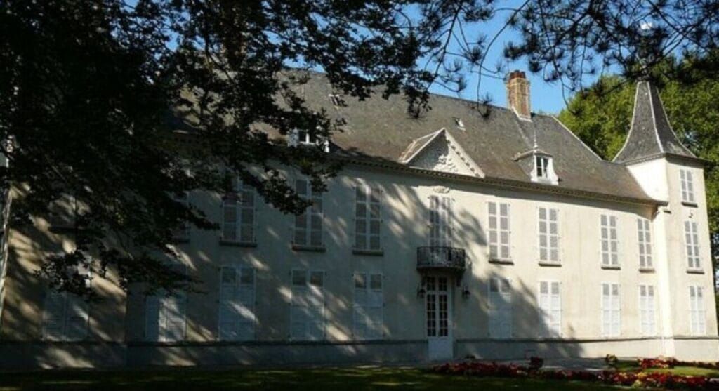 Dit kasteel in Noordpene, beschermd als historisch monument, is een verborgen parel