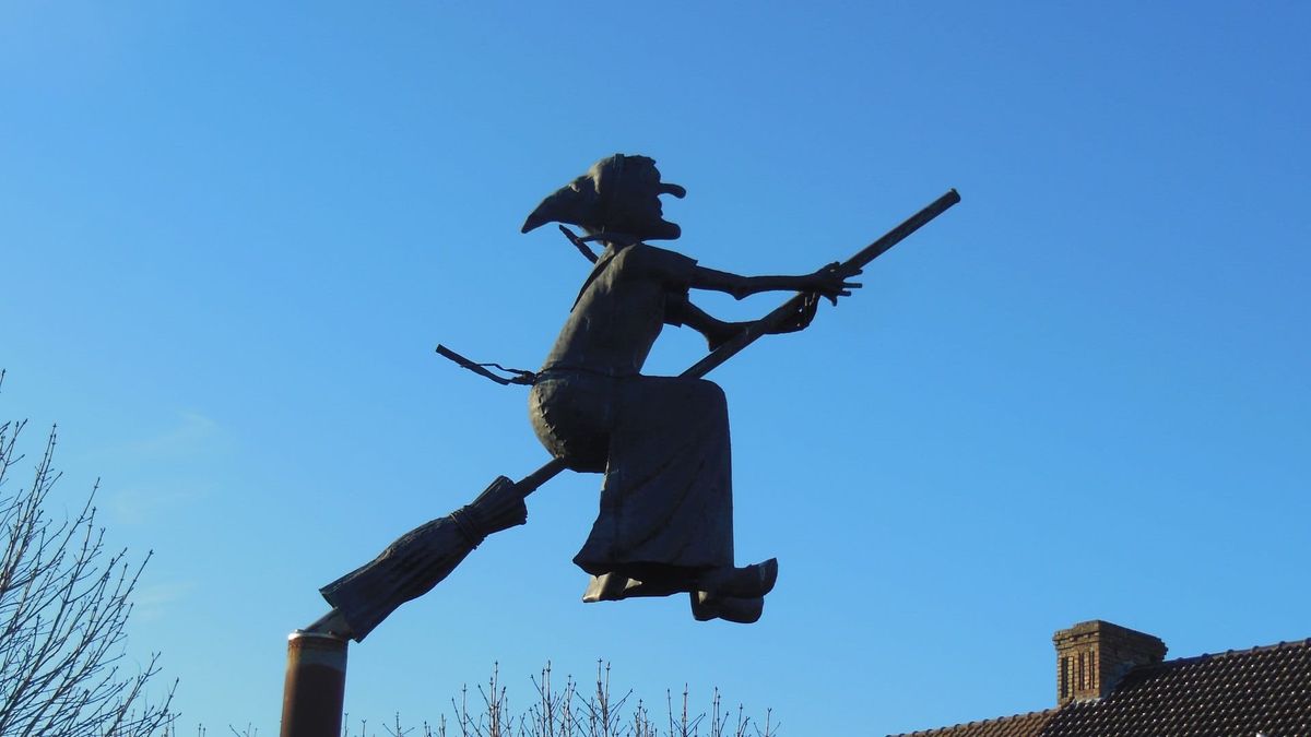Bob et Bobette emmènent les promeneurs de Nieuport à l'époque de la sorcière Jeanne Panne