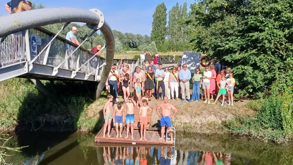 Dixmude ouvre une zone de baignade libre dans le Handzamevaart : « Un peu de fraîcheur au cœur de la ville »