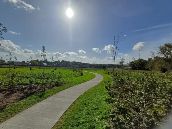 Hooglede inaugure un nouveau parc au cœur du village : « Un bel espace vert pour se détendre »