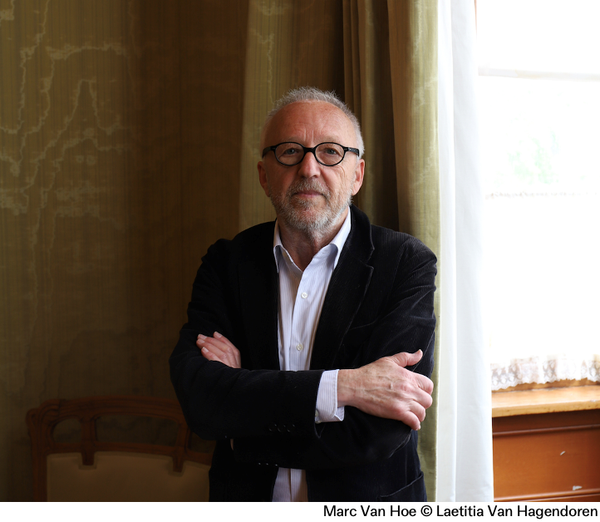 Le créateur textile courtraisien Marc Van Hoe fait don de son imposante collection au Musée Horta
