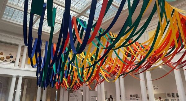 Sheila Hicks stelt tentoon in het Palais des Beaux-Arts van Rijsel