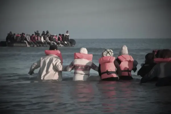 Tien jaar na de Jungle van Calais zwerven nog altijd 2.000 tot 3.000 migranten langs de kust: 'Er is niets veranderd'