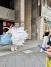 Menschen vor dem Eingang des Russischen Hauses in der Friedrichstraße, Gesichter unkenntlich gemacht