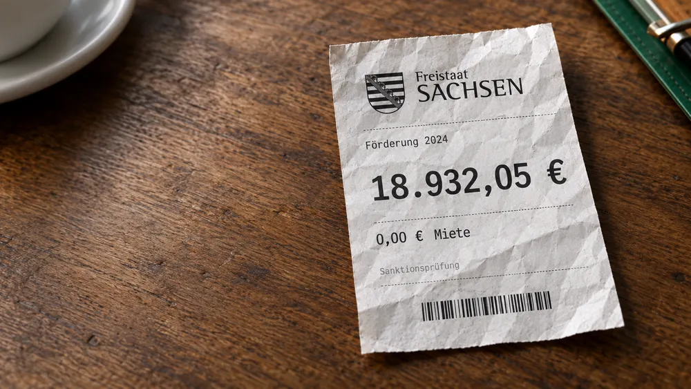 Satirische Kassenbon-Grafik des Freistaats Sachsen: Empfänger ist das Deutsch-Russische Kulturinstitut in Dresden. Aufgeführt sind 18.932,05 Euro Förderung für „Brücken bauen – Menschen verbi