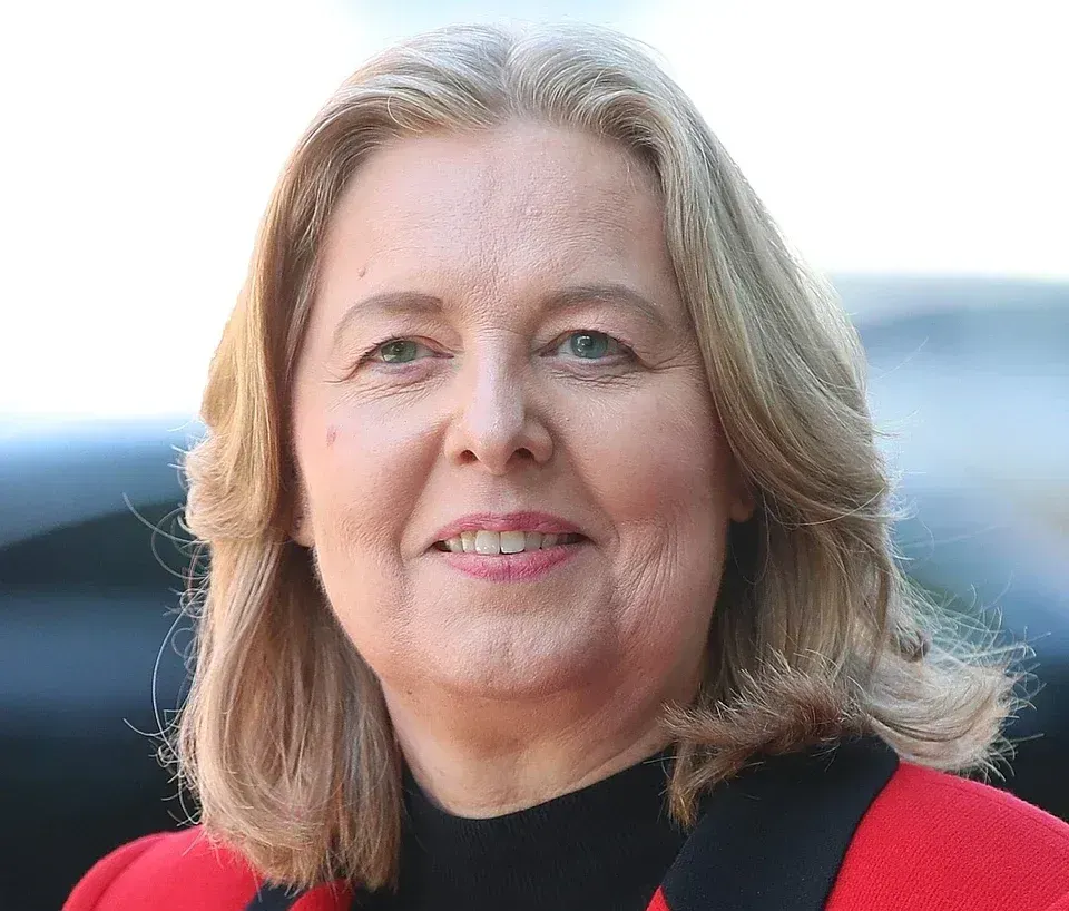 Porträt von Bärbel Bas in rotem Blazer mit schwarzem Kragen und schwarzem Rollkragenpullover, sie lächelt in die Kamera.