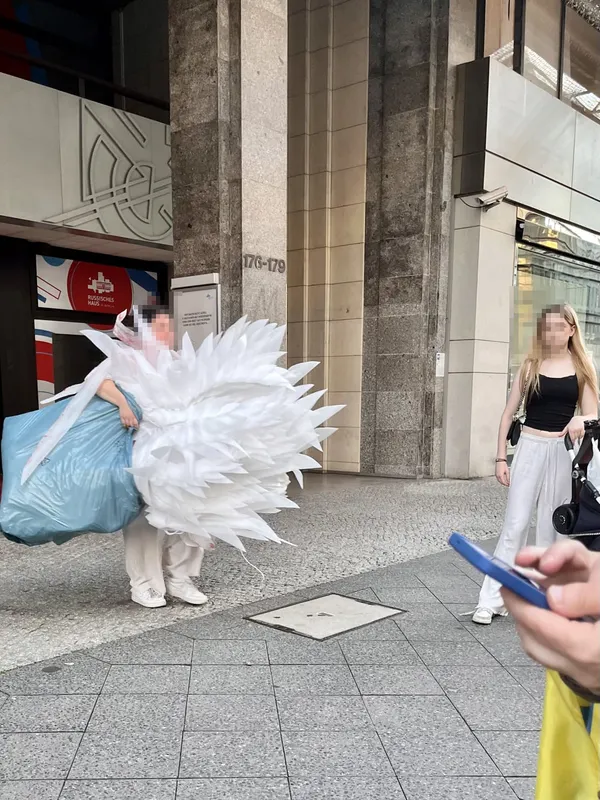Menschen vor dem Eingang des Russischen Hauses in der Friedrichstraße, Gesichter unkenntlich gemacht