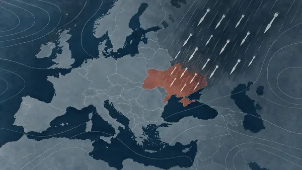 Stilisierte Europakarte in kühlen Blautönen. Über der rot hervorgehobenen Ukraine einschließlich der Krim fallen Raketensymbole wie Regen; geschwungene Linien erinnern an eine Wetterkarte.