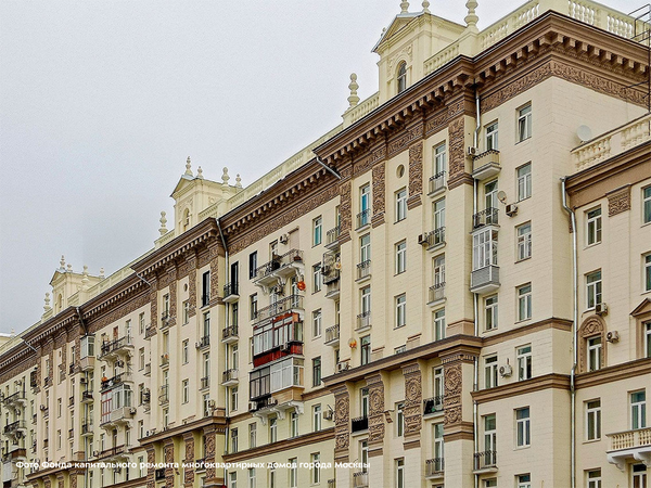 Хронология в камне: в Москве завершен капремонт трех жилых домов с историческими датами на фасадах