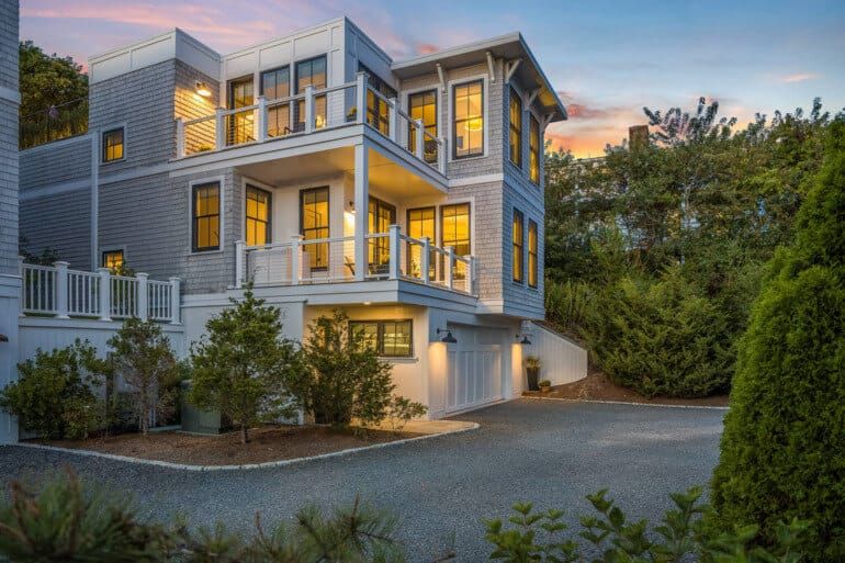 Pandemic Boosts Million-Dollar Home Market Amidst Size Reduction Trend