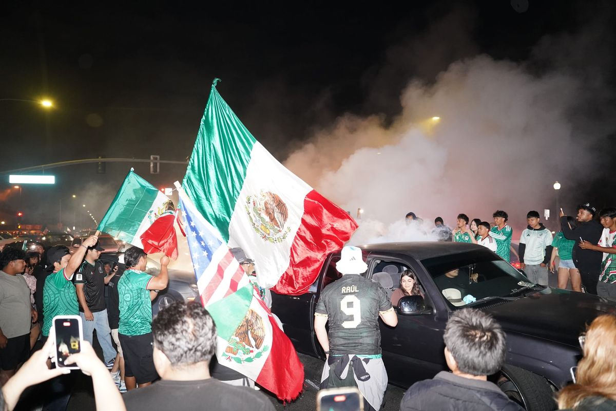 Thousands celebrate in Santa Ana as México ends a 40-year World Cup knockout drought