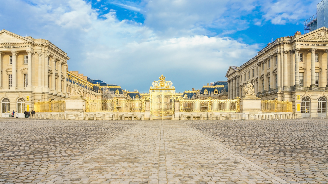 Looking at the main entrance of the Palace of Versailles.
