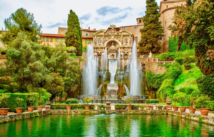 Fountain and pool at Villa d'Este in Tivoli