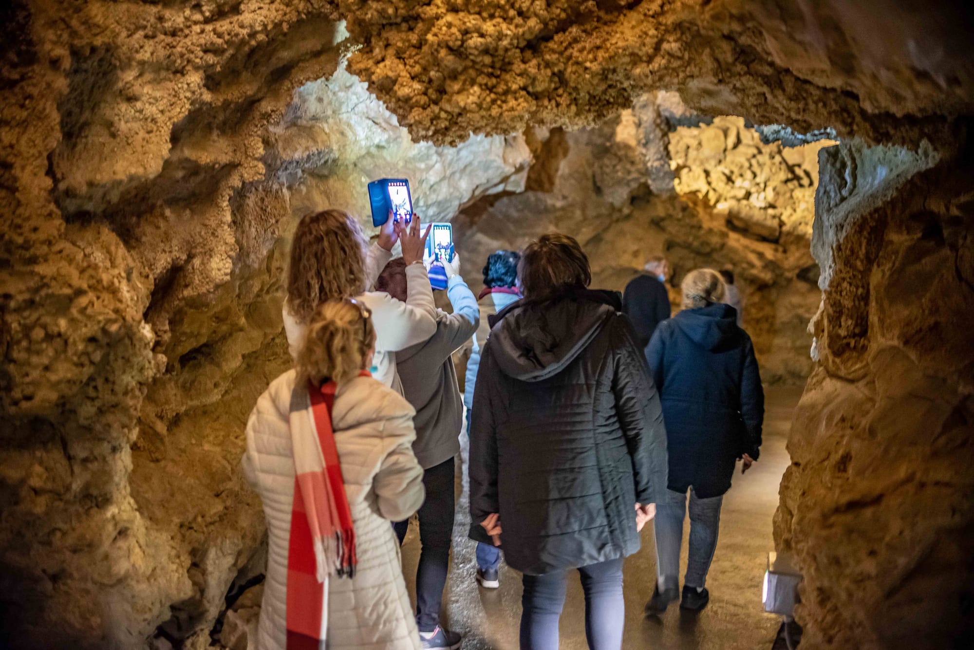 Szemlő-hegy Cave