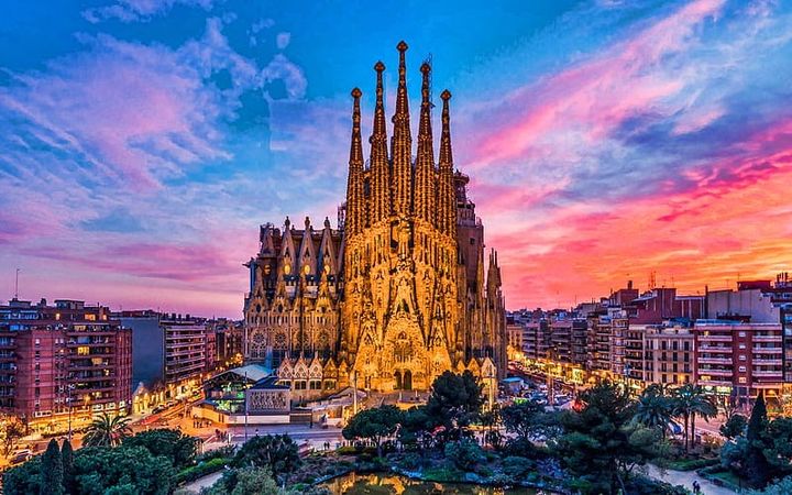 Basílica de la Sagrada Família at sunset in Barcelona