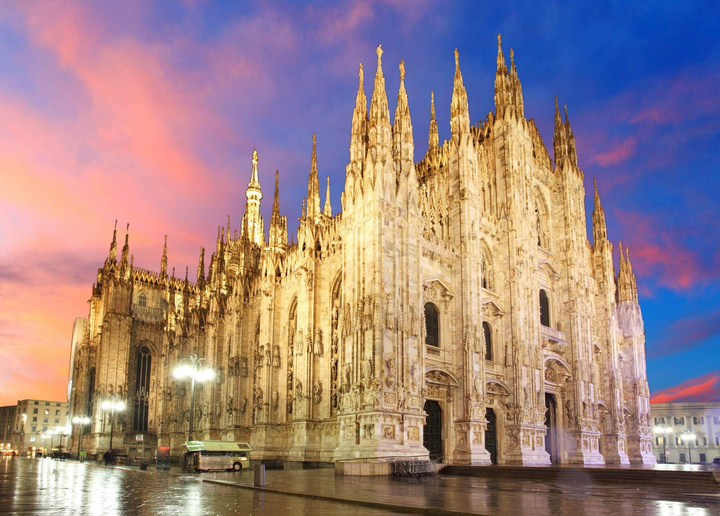 A beautiful cathedral in Milan at night.