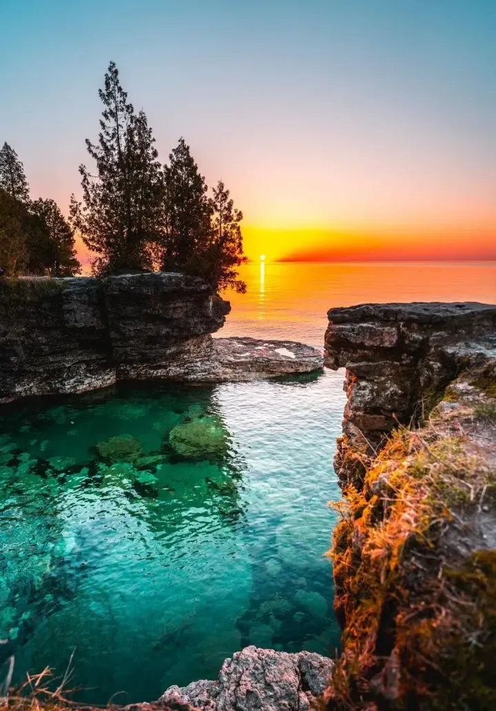 Cave Point park clear waters on Lake Michigan.