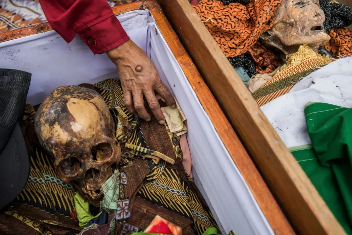 Human skull and a dead body in the Bali village of Trunyan. 