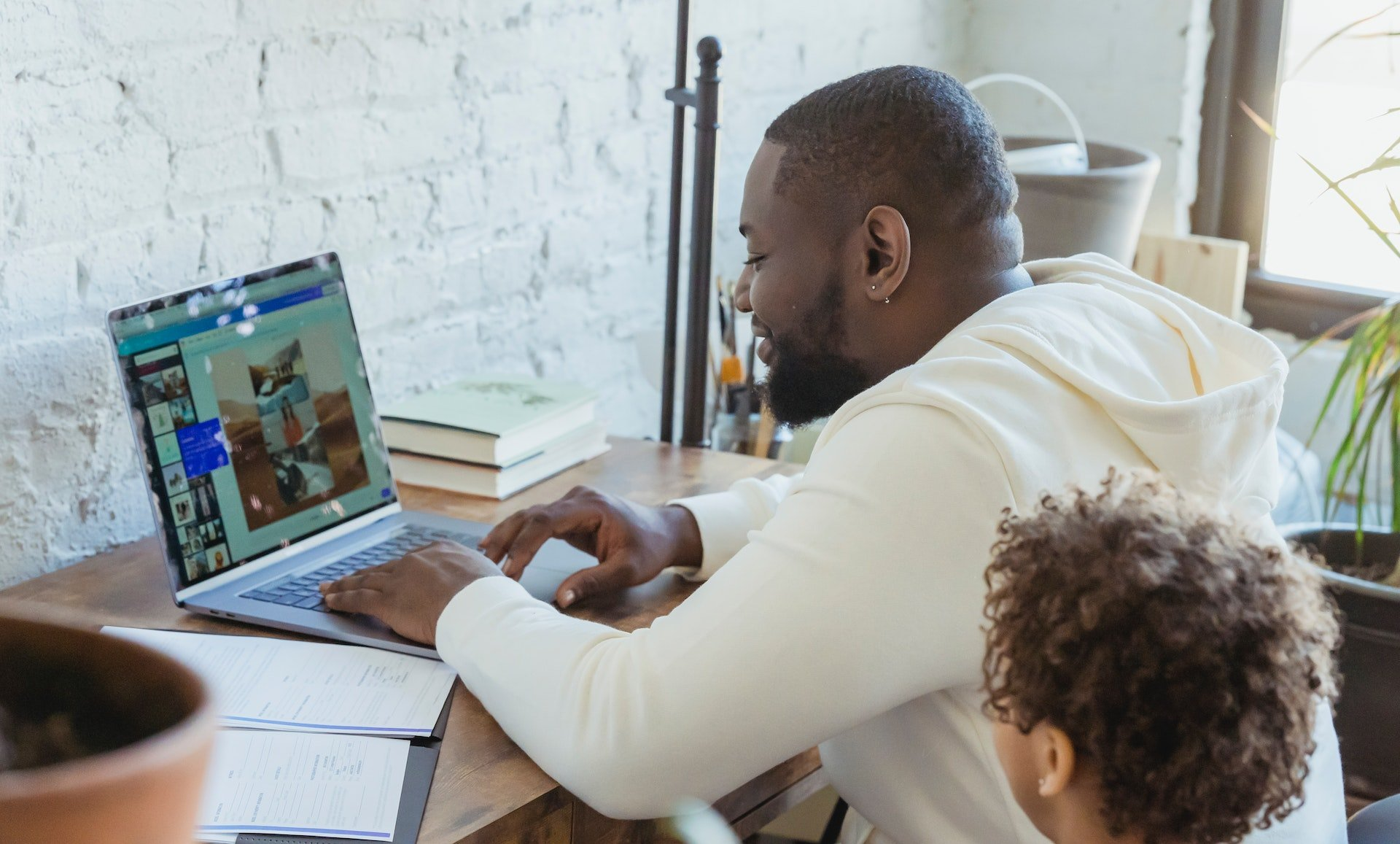 Father using online tool - Parenting Classes
