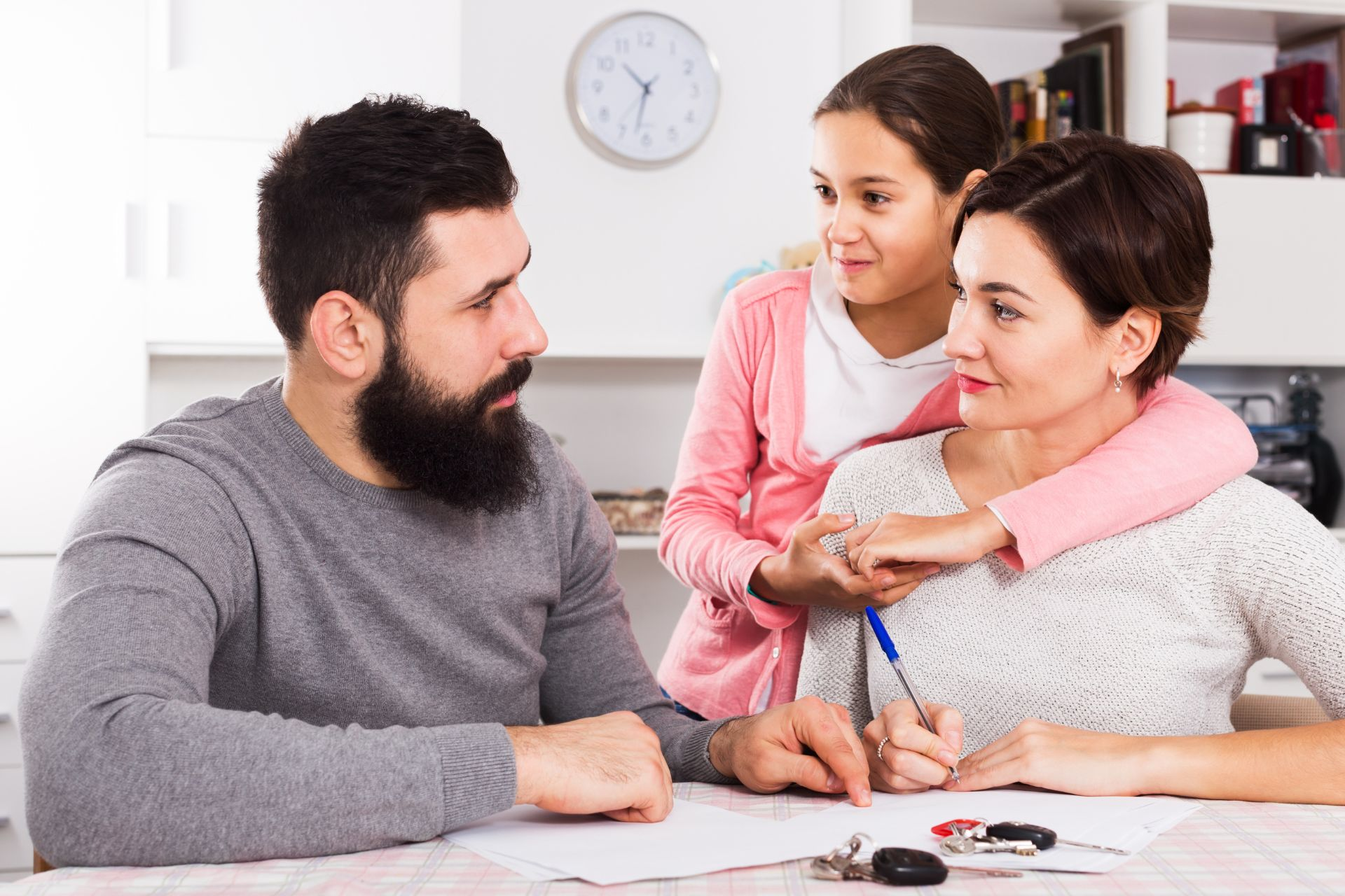 Kid hugging mom - Attachment Parenting