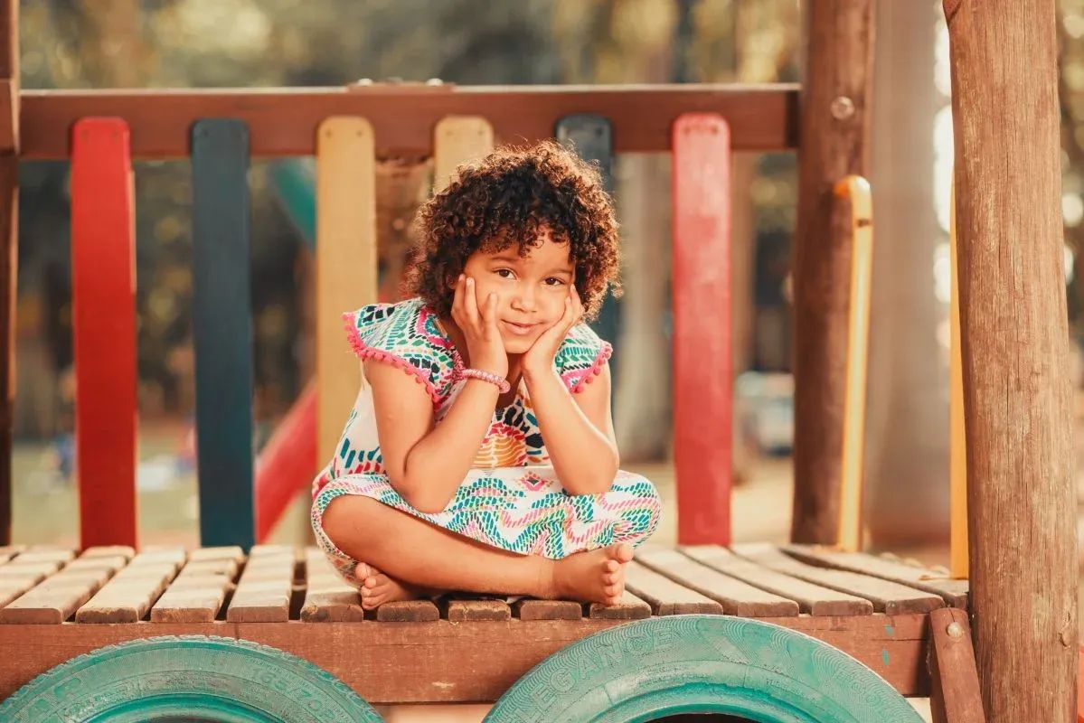 Kid sitting alone - Authoritative vs Authoritarian Parenting