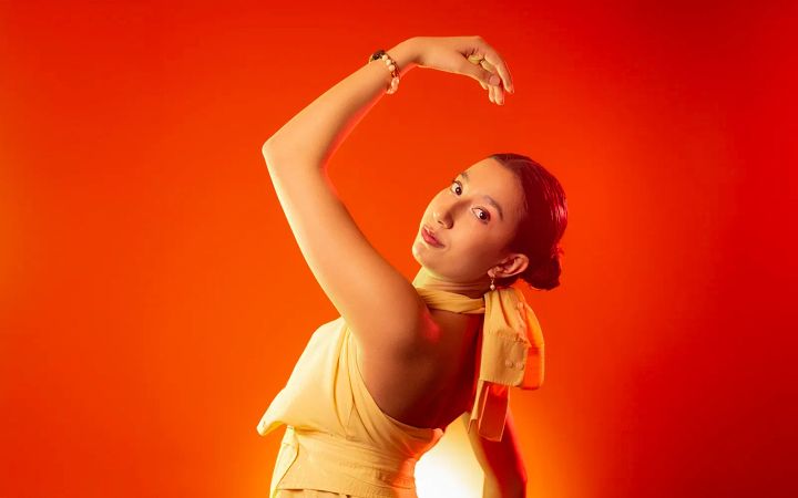 Entre sombras digitales:  hiperconectividad y desconexión corporal