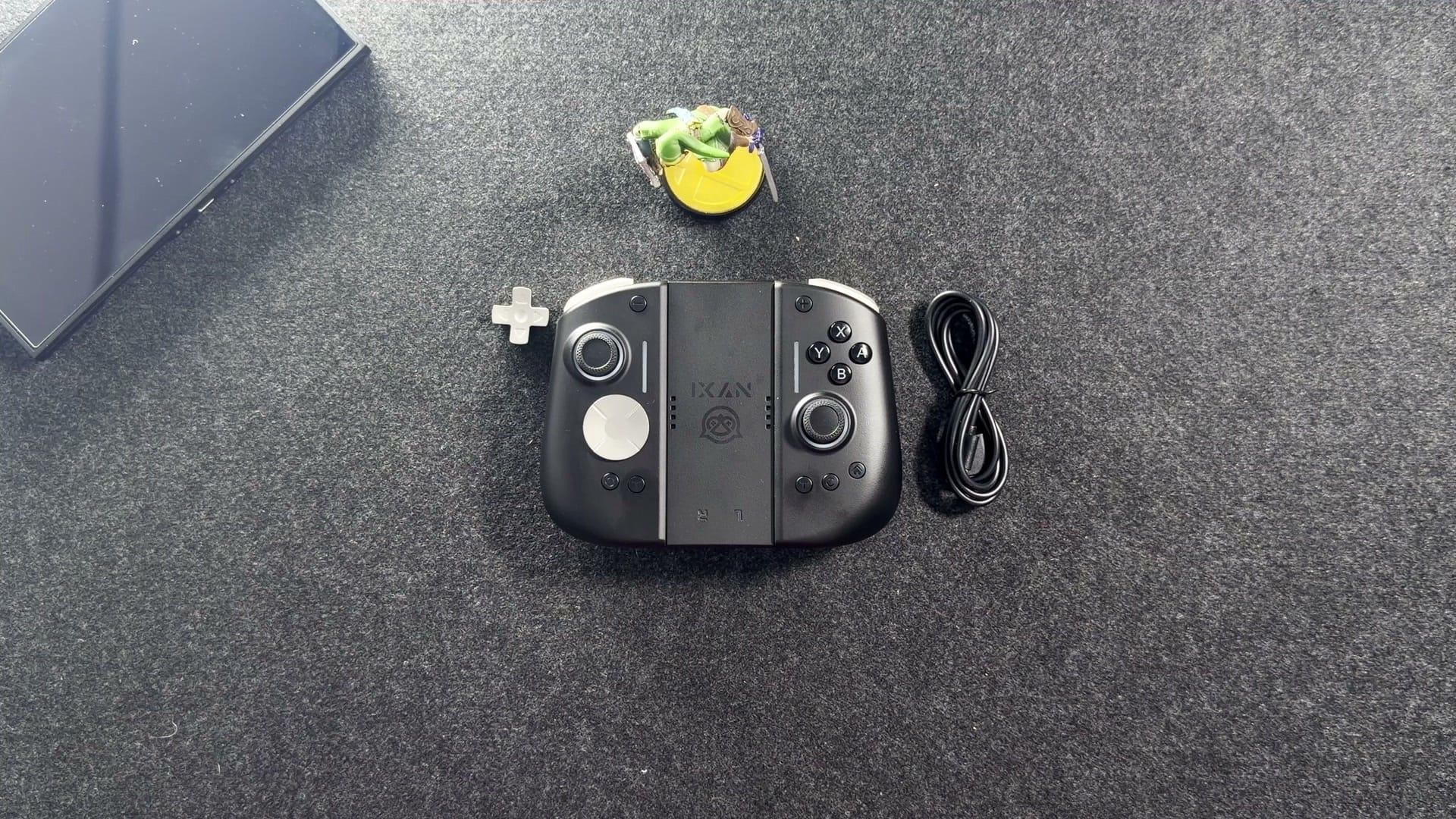 The Hyperion 3 Ultra joined in its bridge, with the spare plus-shaped metal D-pad and a USB-C cable