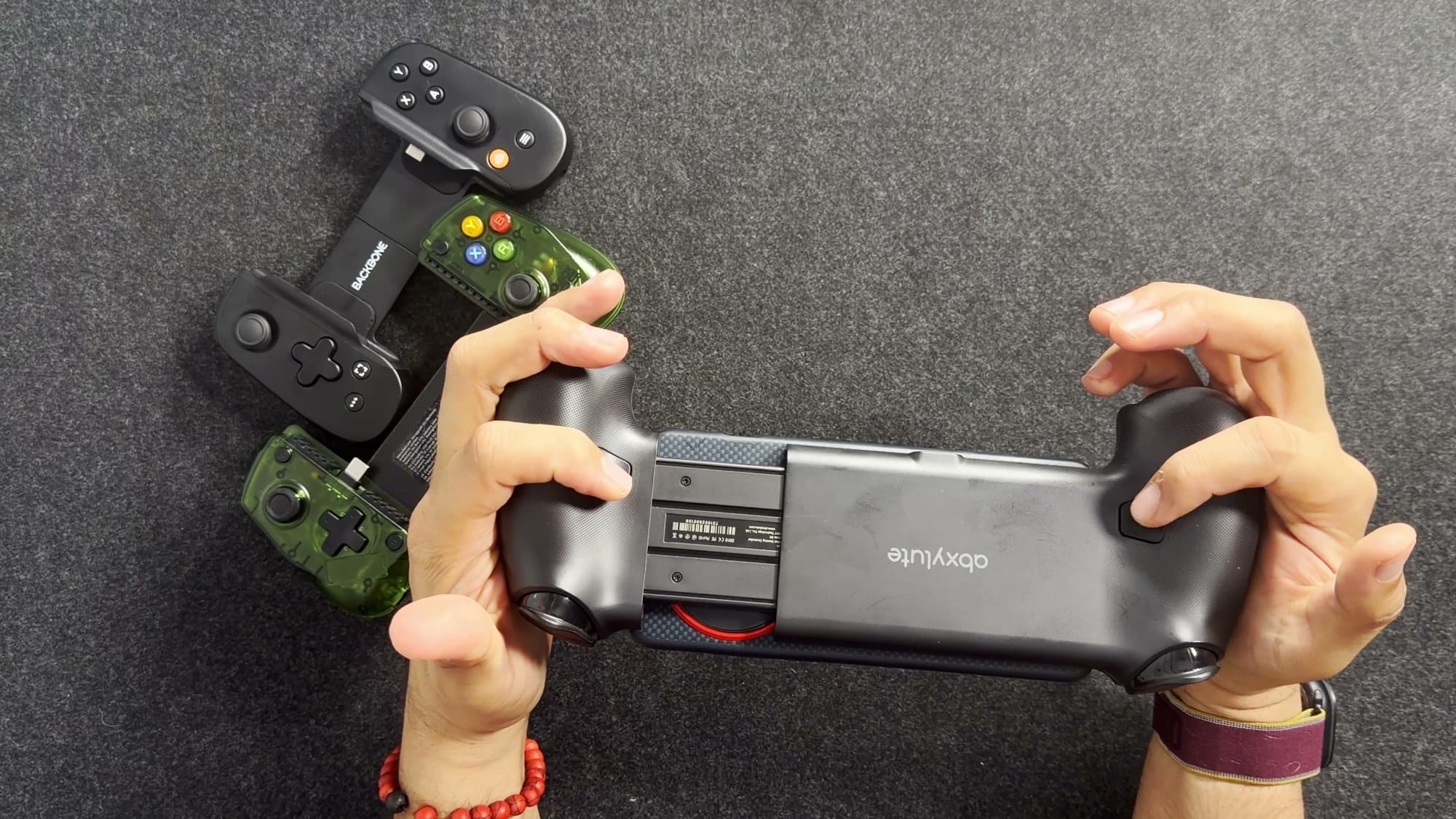 Back of the abxylute S9 with a finger on one of the two back buttons