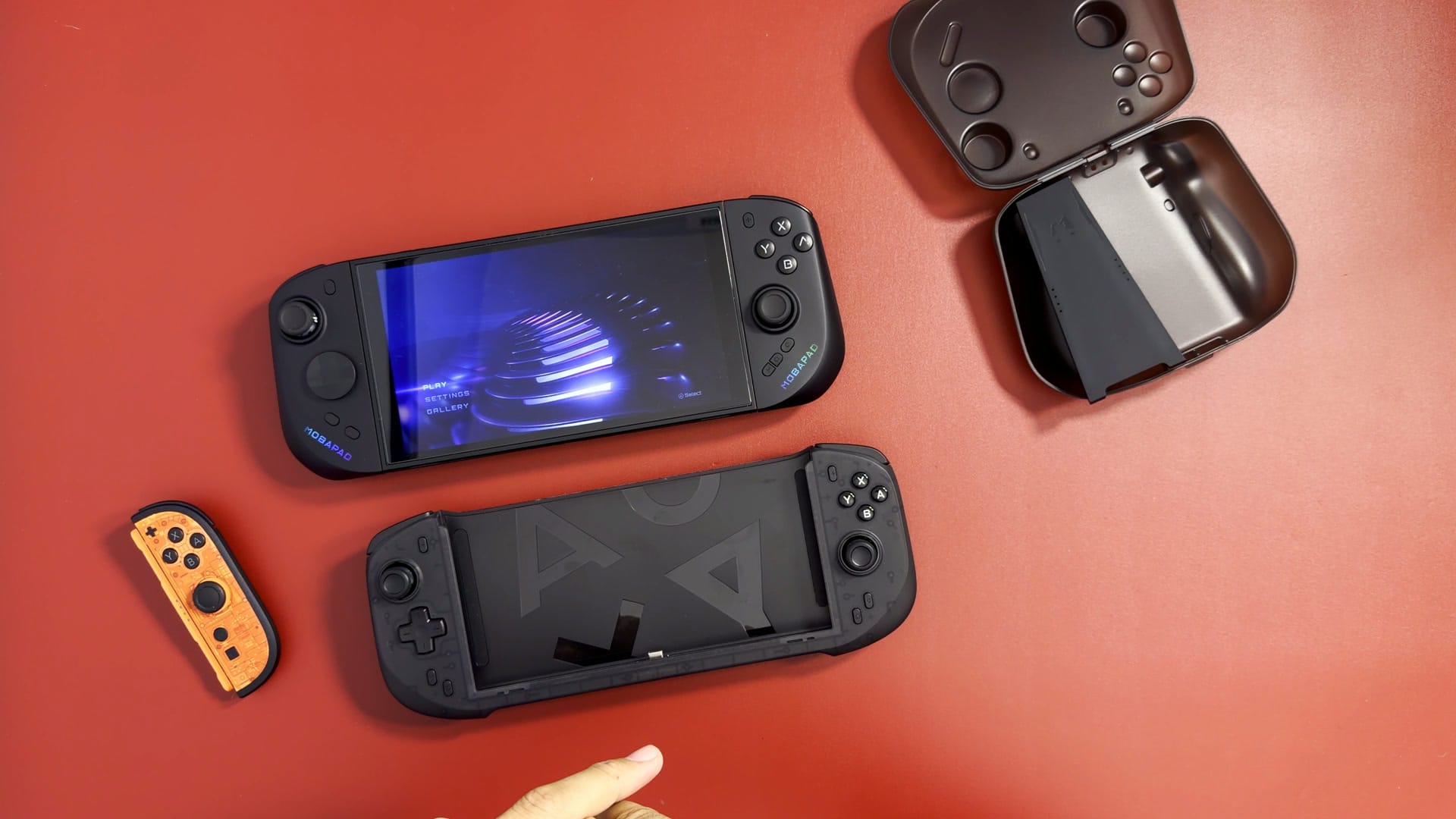 The abxylute N6 and Mobapad M12 HD side by side on a red mat
