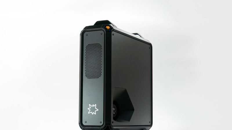 Lucebox Zero 495 workstation in a black aluminium case