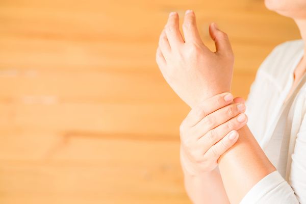 4 consejos y ejercicios para la tendinitis que te ayudarán a aliviar el dolor