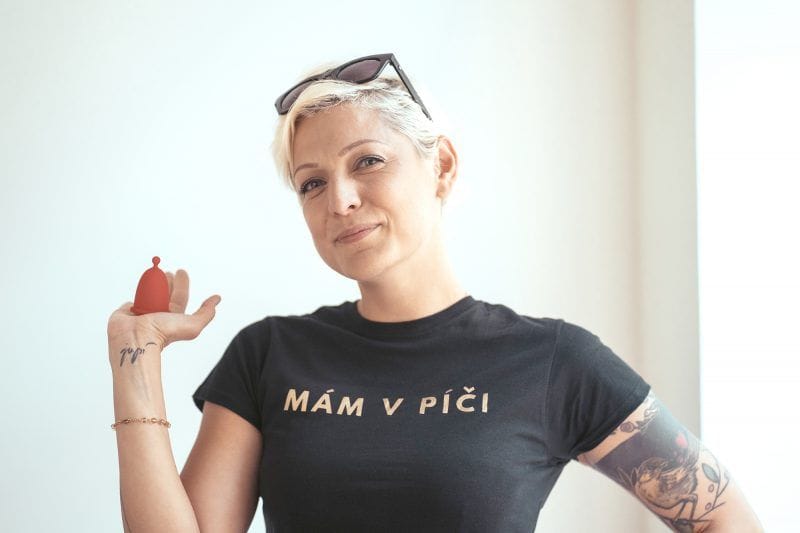 Adéla Elbel jako host první série podcastu Anny Marešové Přiznej barvu, kde otevřeně mluví o menstruaci, vlastním cyklu a hormonální antikoncepci.