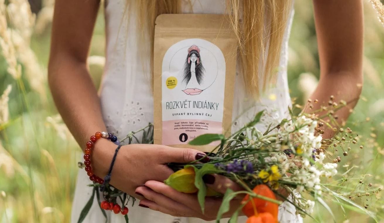 Bylinný čaj Rozkvět indiánky s obsahem kontryhele a červeného jetele pro podporu hormonální rovnováhy a zmírnění menstruačních křečí.