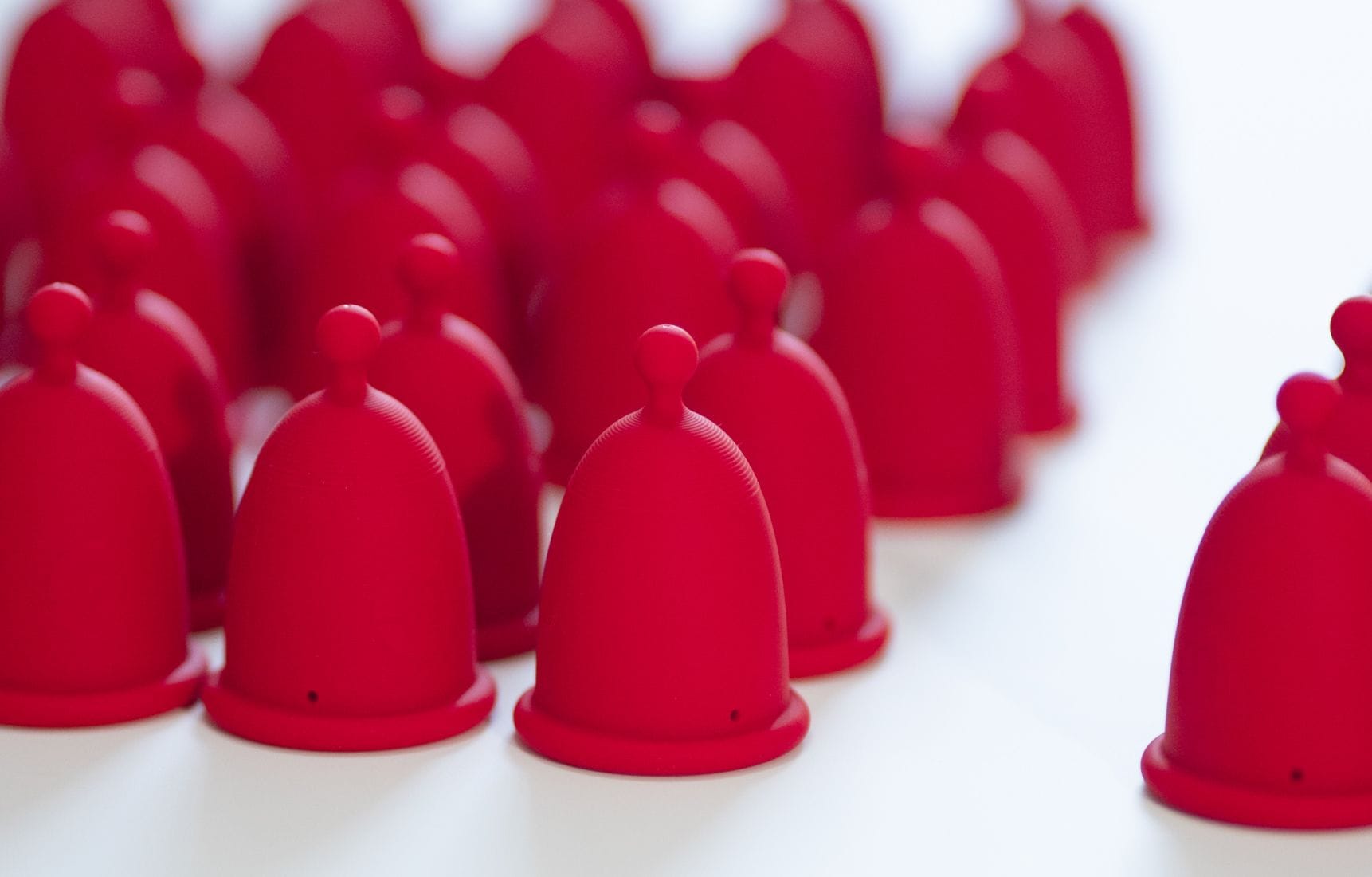 Udržitelné menstruační pomůcky z lékařského silikonu od české značky Whoop·de·doo. Ekologická alternativa dámské hygieny v ikonickém červeném provedení.