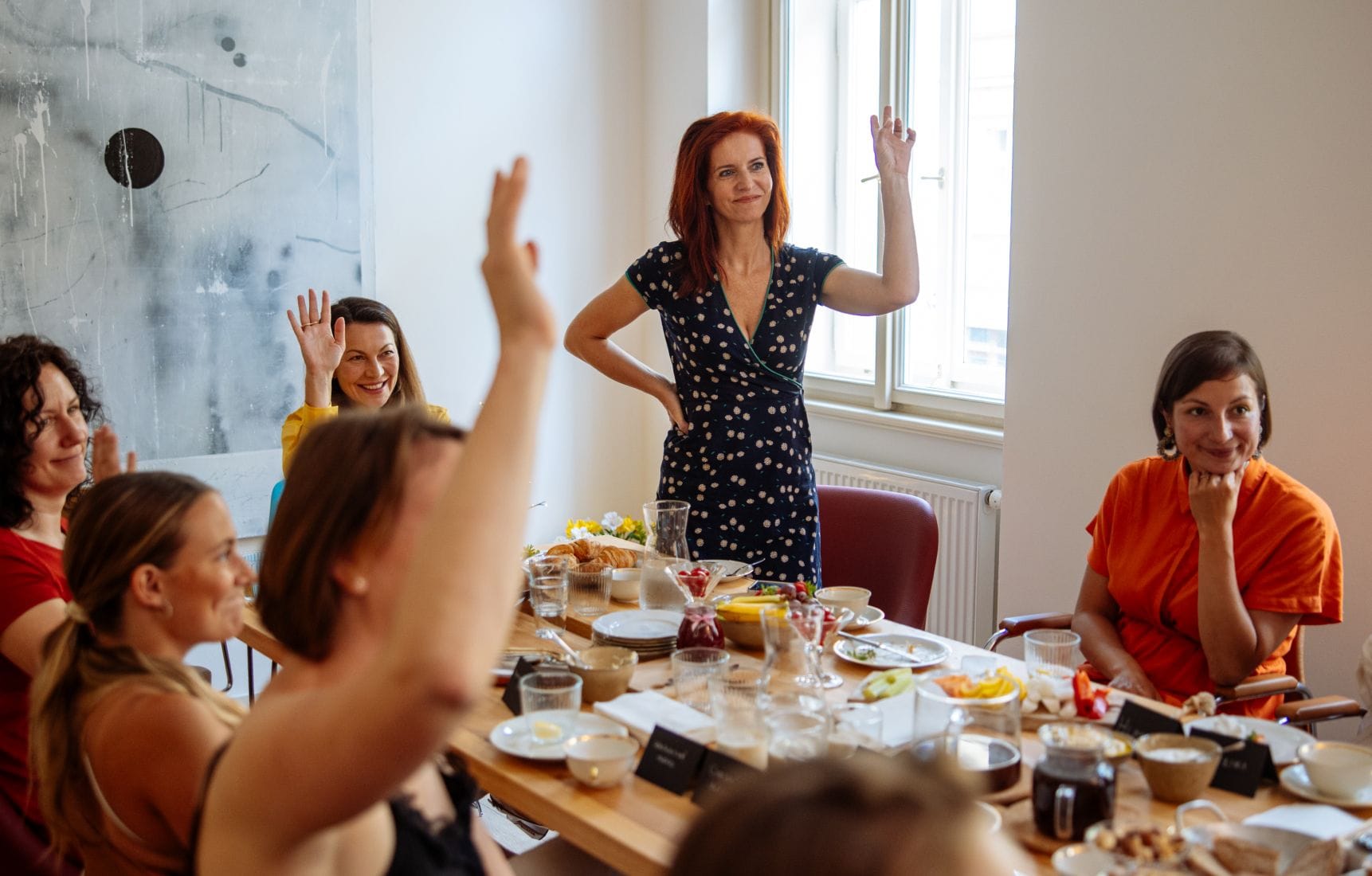 Hlasování a živá diskuze o menstruačním wellbeingu a tabuizaci témat ženského zdraví během tiskové snídaně značky Whoop·de·doo.